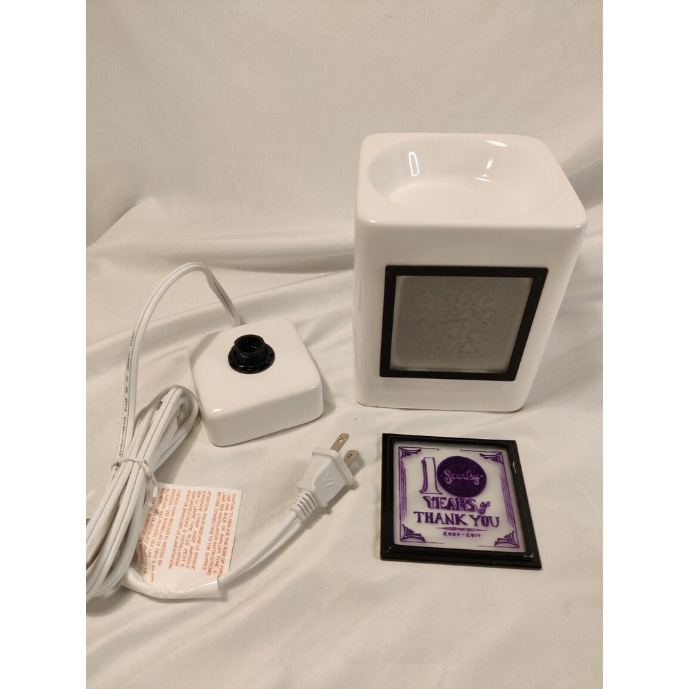SCENTSY CUSTOM WHITE WARMER GALLERY FRAME CHANGEABLE NO BULB 10 YEAR THANK YOU